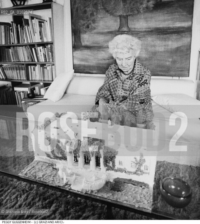 Nome:.GUGGENHEIM PEGGY.Descrizione: .ARTE COLLEZIONISTA / NELLA SUA CASA CON LA TORTA DI COMPLEANNO A FORMA DEL SUO PALAZZO.Credit: ©Graziano Arici/Rosebud2 / Costo: .A.Nazione: .USA.Cittˆ: .VENEZIA.Data: .1979.