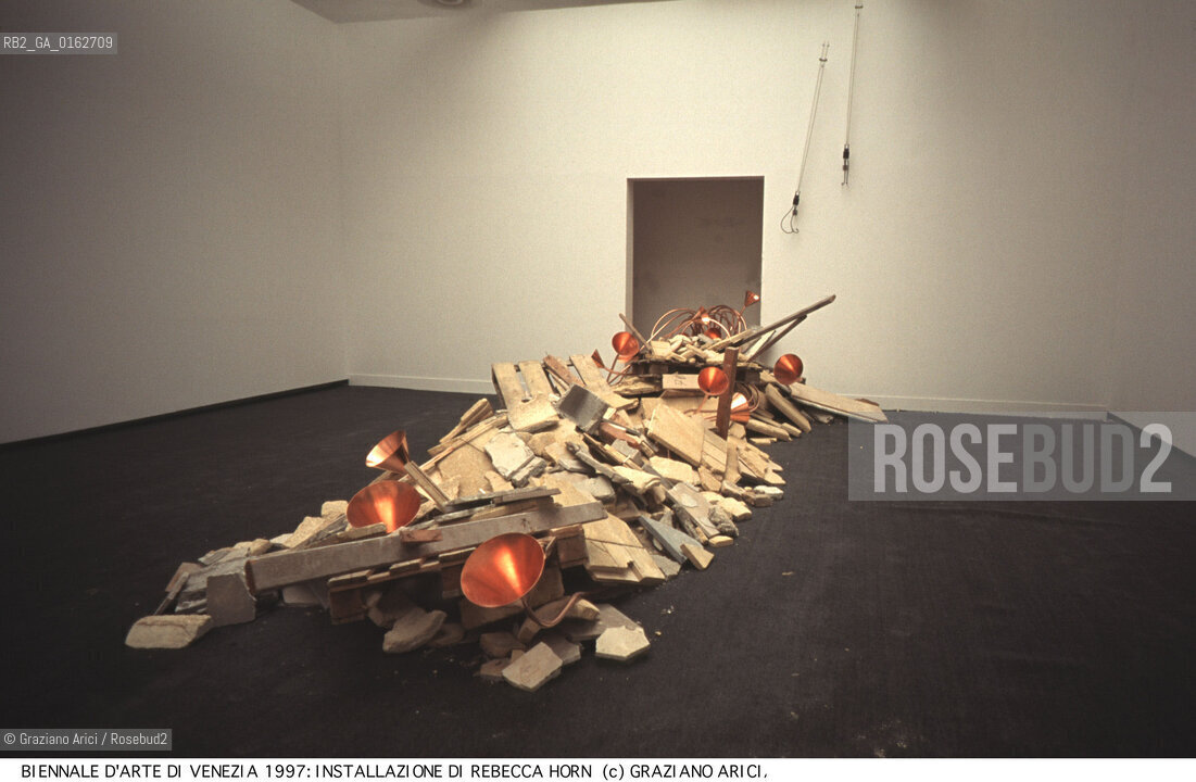 Localizzazione:.VENEZIA / CASTELLO.VENICE / CASTELLO.Oggetto:.Soggetto:.XLVII ESPOSIZIONE INTERNAZIONALE DARTE LA BIENNALE DI VENEZIA / INSTALLAZIONE DI REBECCA HORN.XLVII INTERNATIONAL ART EXHIBITION LA BIENNALE DI VENEZIA / INSTALLATION BY REBECCA HORN .Cronologia:.Definizione Culturale:.   Autore:.   Stile:.   Editori/Stampatori:.   Committenza:.Materia e Tecnica:.Collocazione:.Note:.BIENNALE ARTE .Riproduzione Fotografica:.©Graziano Arici/Rosebud2 Copyright: ©Graziano Arici/Rosebud2 /  .Data:.1997.Costo:.A.