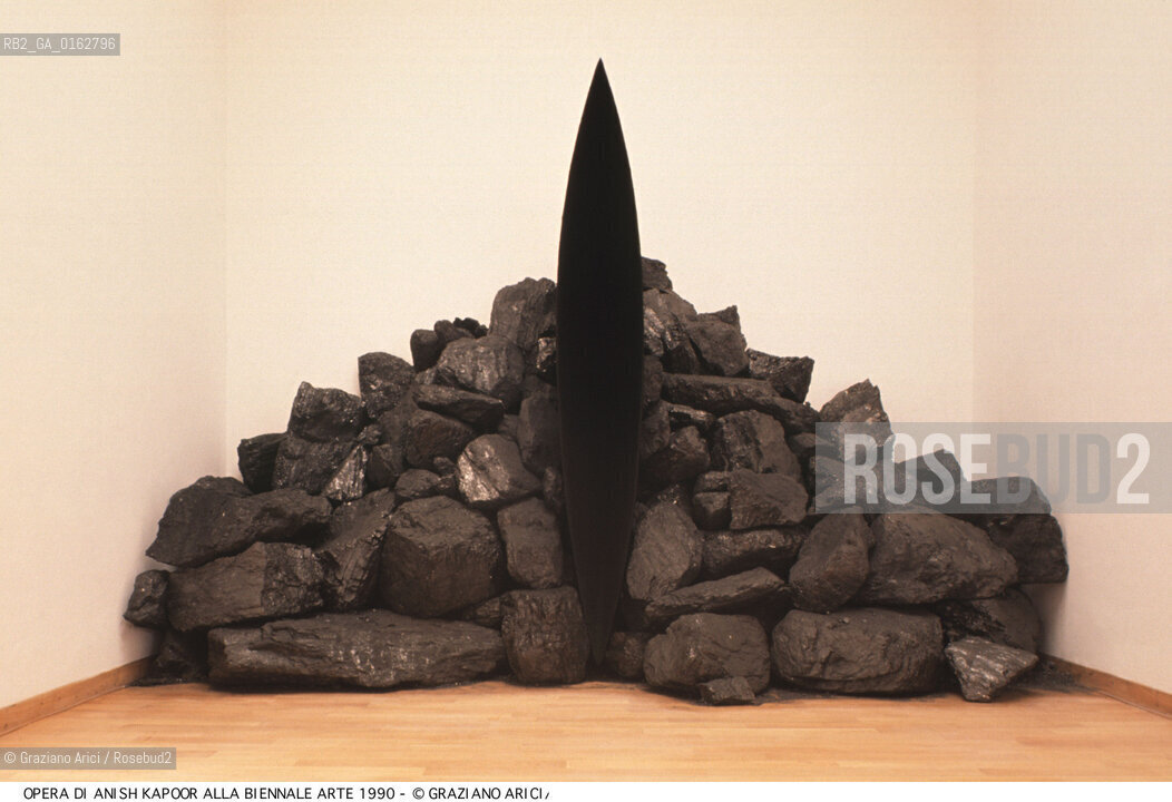 Localizzazione:.VENEZIA / CASTELLO.VENICE  / CASTELLO.Oggetto:.Soggetto:.XLIV ESPOSIZIONE INTERNAZIONALE DARTE LA BIENNALE DI VENEZIA / OPERE DI ANISH KAPOOR AL PADIGLIONE GRAN BRETAGNA.XLIV INTERNATIONAL ART EXHIBITION LA BIENNALE DI VENEZIA / WORKS BY ANISH KAPOOR IN GREAT BRITAIN PAVILION.Cronologia:.Definizione Culturale:.   Autore:.   Stile:.   Editori/Stampatori:.   Committenza:.Materia e Tecnica:.Collocazione:.Note:.BIENNALE ARTE.Riproduzione Fotografica:.©Graziano Arici/Rosebud2 Copyright: ©Graziano Arici/Rosebud2 /  .Data:.1990.Costo:.A.