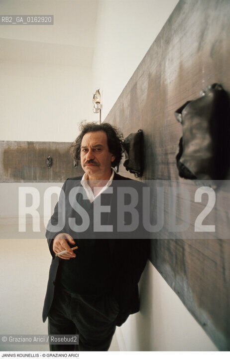 Caption: Nome: .KOUNELLIS JANNIS.Descrizione: .ARTE POVERA / FUMA SIGARETTA.Credit: ©Graziano Arici/Rosebud2 / Costo: .A.Nazione: .ITALIA/GRECIA.Cittˆ: ..Data: .1993