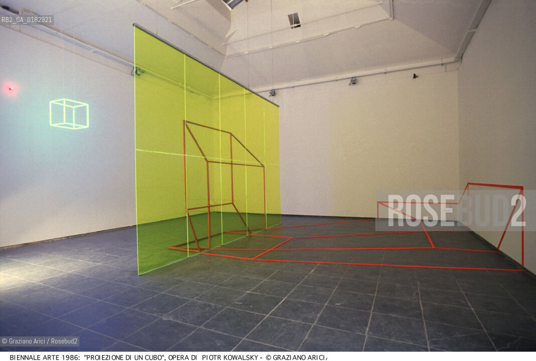 Localizzazione:.VENEZIA / CASTELLO.VENICE  / CASTELLO.Oggetto:.Soggetto:.XLII ESPOSIZIONE INTERNAZIONALE DARTE LA BIENNALE DI VENEZIA / PROIEZIONE DI UN CUBO, 1970, OPERA DI PIOTR KOWALSKY ESPOSTA NELLA SEZIONE SPAZIO.XLII INTERNATIONAL ART EXHIBITION LA BIENNALE DI VENEZIA  .Cronologia:.Definizione Culturale:.   Autore:.   Stile:.   Editori/Stampatori:.   Committenza:.Materia e Tecnica:.Collocazione:.BIENNALE ARTE.Riproduzione Fotografica:.©Graziano Arici/Rosebud2 Copyright: ©Graziano Arici/Rosebud2 /  .Data:.1986.Costo:.A.