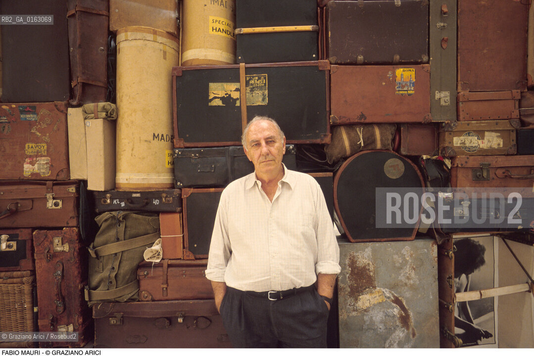 Caption: Nome: .MAURI FABIO.Descrizione: .ARTE BIENNALE / VALIGIE.Credit: ©Graziano Arici/Rosebud2 / Costo: .A.Nazione: .ITALIA.Cittˆ: ..Data: .1993