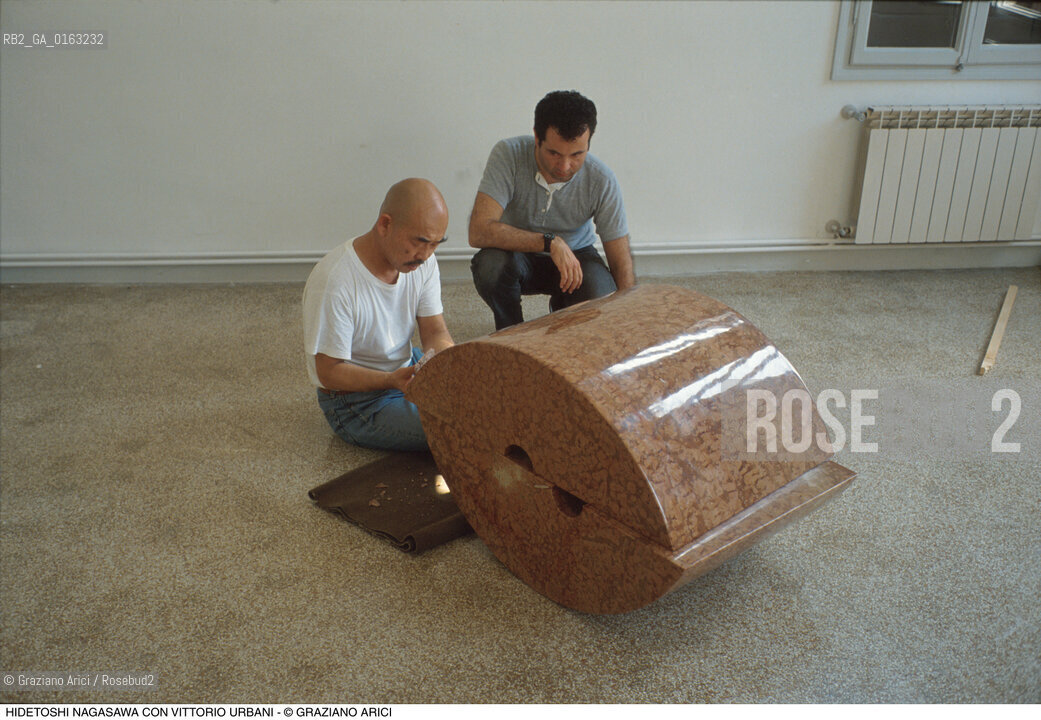 Caption: Nome: .NAGASAWA HIDETOSHI.Descrizione: .ARTE SCULTORE KASSEL DOKUMENTA / CON IL GALLERISTA VITTORIO URBANI.Credit: ©Graziano Arici/Rosebud2 / Costo: .A.Nazione: .GIAPPONE.Cittˆ: .KASSEL.Data: .1992