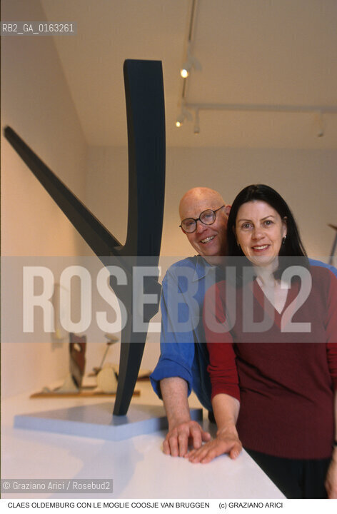 Nome: .OLDENBURG CLAES.Descrizione: .ARTE / CON LA MOGLIE COOSJE VAN BRUGGEN/ PICCONE.Credit: ©Graziano Arici/Rosebud2 / Costo: .A.Nazione: .USA.Cittˆ: .VENEZIA.Data: .1999.
