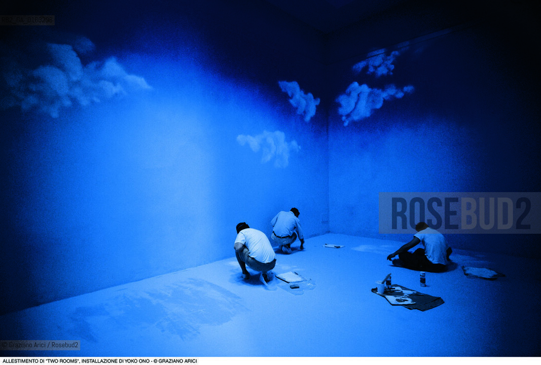 Caption: Localizzazione:.VENEZIA / CASTELLO.VENICE  / CASTELLO.Oggetto:.Soggetto:.XLV ESPOSIZIONE INTERNAZIONALE DARTE LA BIENNALE DI VENEZIA / ALLESTIMENTO DI TWO ROOMS,1993,  INSTALLAZIONE DI YOKO ONO.XLV INTERNATIONAL ART EXHIBITION LA BIENNALE DI VENEZIA  / TWO ROOMS,1993,  INSTALLATION  BY YOKO ONO.Cronologia:.Definizione Culturale:.   Autore:.   Stile:.   Editori/Stampatori:.   Committenza:.Materia e Tecnica:.Collocazione:.BIENNALE ARTE.Riproduzione Fotografica:.©Graziano Arici/Rosebud2 Copyright: ©Graziano Arici/Rosebud2 /  .Data:.1993.Costo:.A