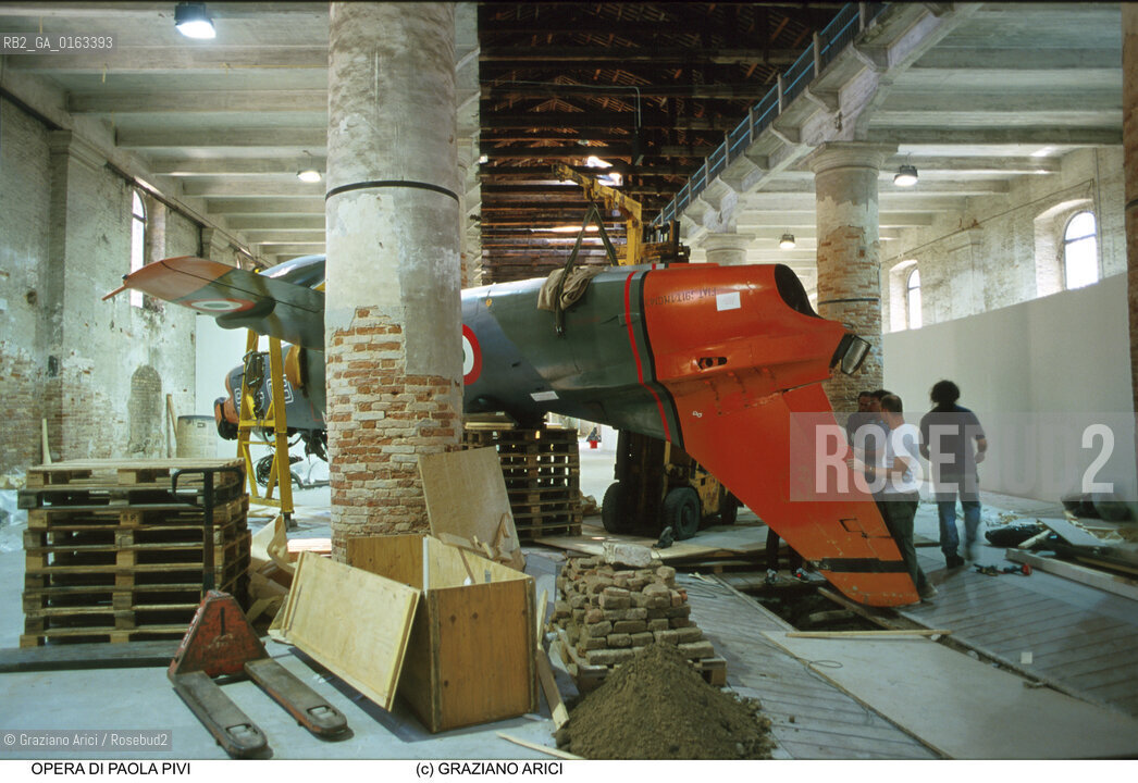 Nome:.PIVI PAOLA            .Descrizione:.XLVIII ESPOSIZIONE INTERNAZIONALE DARTE LA BIENNALE DI VENEZIA / OPERA DI PAOLA PIVI    ALL ARSENALE / AEROPLANO.XLVIII NTERNATIONAL ART EXHIBITION LA BIENNALE DI VENEZIA  /   WORK  OF  PAOLA PIVI / AIRPLANE / ARSENALE.Credit:.Graziano Arici/Rosebud2/.Costo:.A.Nazione:.ITALIA .ITALY.Cittˆ:.VENEZIA.VENICE.Data:.GIUGNO 1999