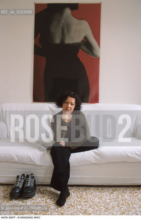 Caption: Nome: .SIEFF ANITA.Descrizione: .ARTE PITTRICE FOTOGRAFA / SCARPE.Credit: ©Graziano Arici/Rosebud2 / Costo: .A.Nazione: .ITALIA.Cittˆ: . .Data:.2000.