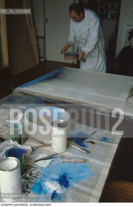 Caption: Nome: .SANTOMASO GIUSEPPE.Descrizione: .ARTE PITTORE NEL SUO STUDIO.Credit: ©Graziano Arici/Rosebud2 / Costo: .A.Nazione: .ITALIA.Cittˆ: ..Data: .1982
