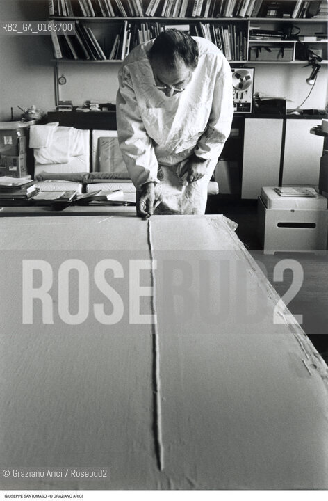 Caption: Nome: .SANTOMASO GIUSEPPE.Descrizione: .ARTE PITTORE NEL SUO STUDIO.Credit: ©Graziano Arici/Rosebud2 / Costo: .A.Nazione: .ITALIA.Cittˆ: ..Data: .1982