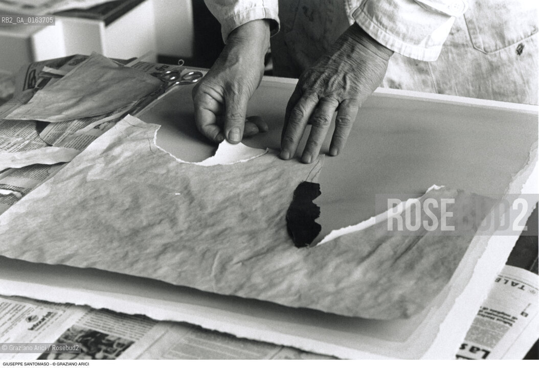 Caption: Nome: .SANTOMASO GIUSEPPE.Descrizione: .ARTE PITTORE NEL SUO STUDIO.Credit: ©Graziano Arici/Rosebud2 / Costo: .A.Nazione: .ITALIA.Cittˆ: ..Data: .1982