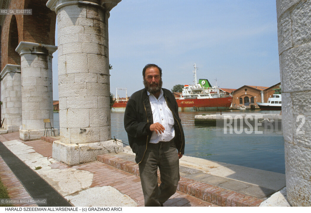 Nome:.SZEEMANN HARALD.Descrizione:.CRITICO DARTE STORICO DIRETTORE DEL SETTORE ARTI VISIVE DELLA BIENNALE / ARSENALE DI VENEZIA.ART CRITIC HISTORICAL DIRECTOR OF THE BIENNALES VISUAL ARTS SECTOR  / ARSENALE OF VENICE.Credit:.Graziano Arici/Rosebud2/.Costo:.A.Nazione:.SVIZZERA.SWISS.Cittˆ:.VENEZIA.VENICE.Data:.1999