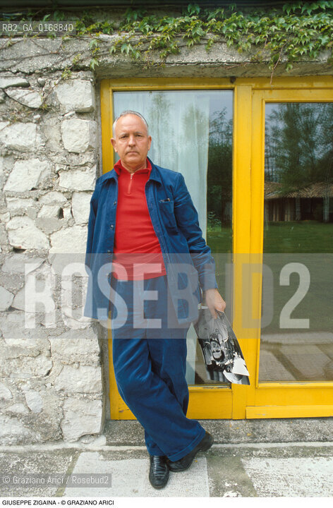 Caption: Nome: .ZIGAINA GIUSEPPE.Descrizione: .ARTE PITTORE / NEL GIARDINO DI CASA CON FOTO DI PASOLINI.Credit: ©Graziano Arici/Rosebud2 / Costo: .A.Nazione: .ITALIA.Cittˆ: ..Data: .1988