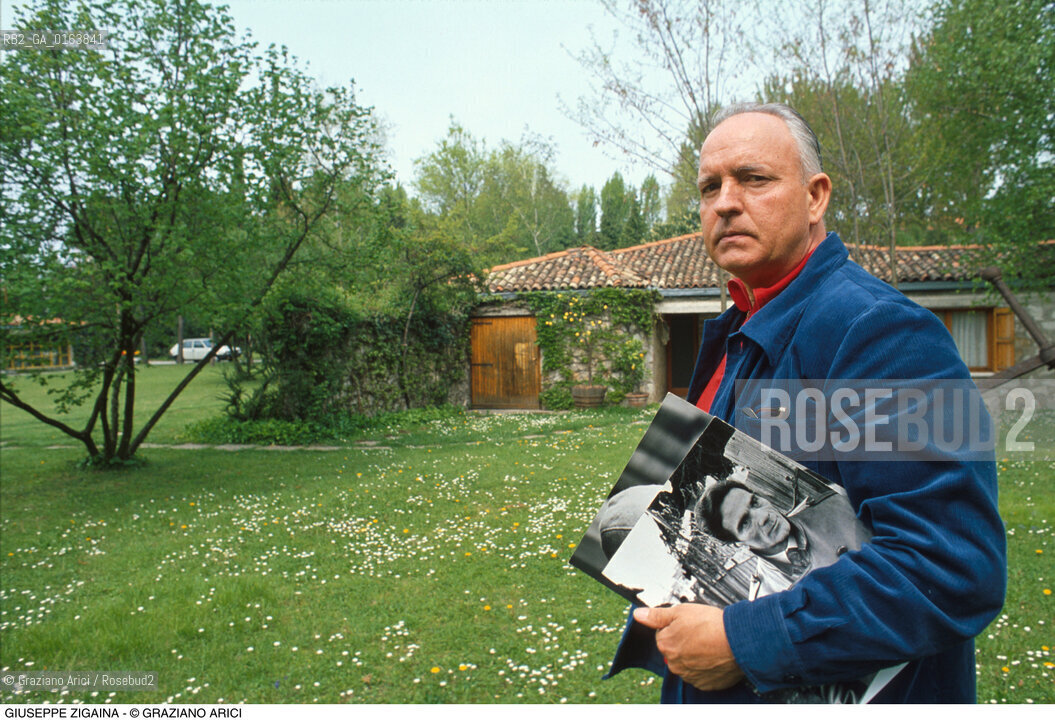 Caption: Nome: .ZIGAINA GIUSEPPE.Descrizione: .ARTE PITTORE / NEL GIARDINO DI CASA CON FOTO DI PASOLINI.Credit: ©Graziano Arici/Rosebud2 / Costo: .A.Nazione: .ITALIA.Cittˆ: ..Data: .1988