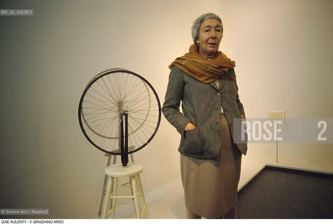 Caption: Nome: .AULENTI GAE.Descrizione: .ARCHITETTURA ARCHITETTO INDUSTRIAL DESIGNER/VICINO AD UN OPERA DI MARCEL DUCHAMP A PALAZZO GRASSI.Credit: ©Graziano Arici/Rosebud2 / Costo: .A.Nazione: .ITALIA.Cittˆ: ..Data: .1993
