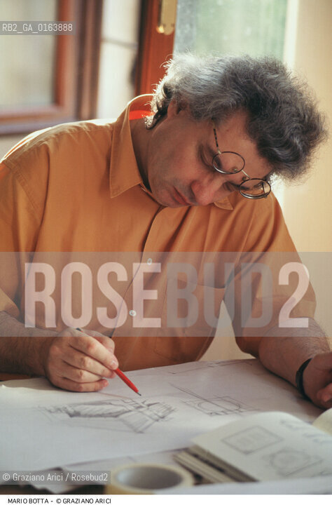 Nome: .BOTTA MARIO .Descrizione: .ARCHITETTURA ARCHITETTO/MENTRE DISEGNA.Credit: ©Graziano Arici/Rosebud2 / Costo: .A.Nazione: .SVIZZERA.Cittˆ: .VENEZIA.Data: .1996.