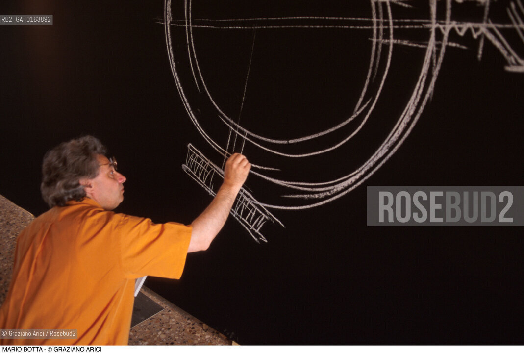 Caption:  Nome: .BOTTA MARIO .Descrizione: .ARCHITETTURA ARCHITETTO/MENTRE DISEGNA.Credit: ©Graziano Arici/Rosebud2 / Costo: .A.Nazione: .SVIZZERA.Cittˆ: ..Data: .1996