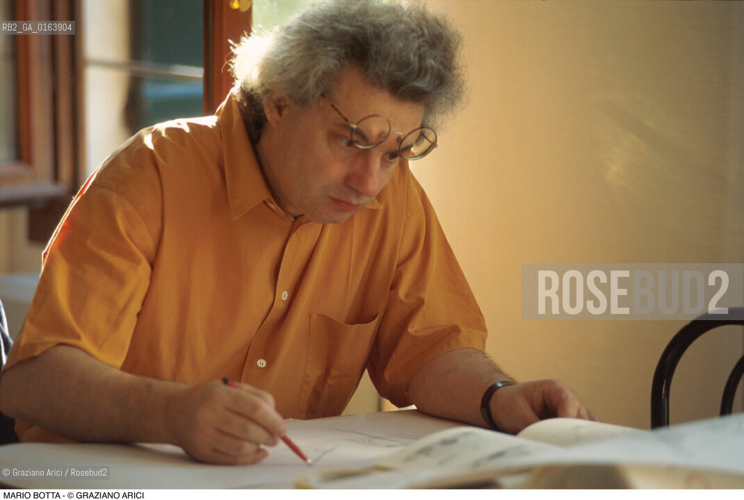Caption: Nome: .BOTTA MARIO .Descrizione: .ARCHITETTURA ARCHITETTO/MENTRE DISEGNA.Credit: ©Graziano Arici/Rosebud2 / Costo: .A.Nazione: .SVIZZERA.Cittˆ: ..Data: .1996