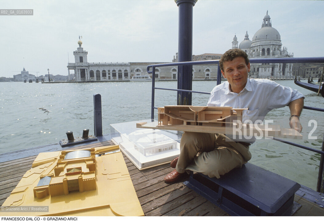 Caption: Nome: .DAL CO FRANCESCO.Descrizione: .ARCHITETTO STORICO DELLARCHITETTURA SAGGISTA/CON PLASTICI A VENEZIA.Credit: ©Graziano Arici/Rosebud2 / Costo: .A.Nazione: .ITALIA.Cittˆ: ..Data: .1990