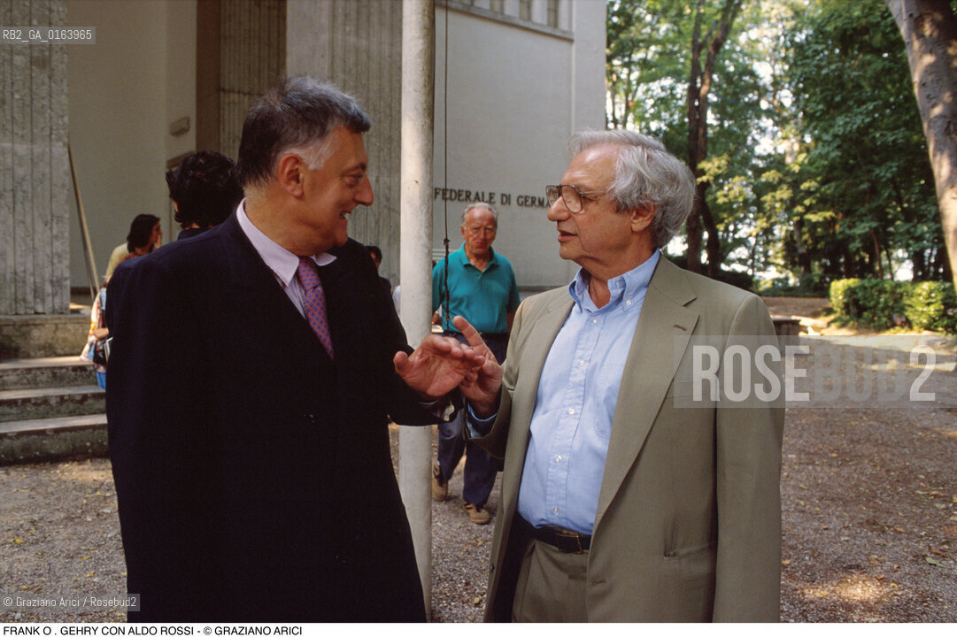 Caption: Nome: .GEHRY FRANK O ..Descrizione: .ARCHITETTURA ARCHITETTO/CON ALDO ROSSI ALLA BIENNALE ARCHITETTURA.Credit: ©Graziano Arici/Rosebud2 / Costo: .A.Nazione: .USA.Cittˆ: ..Data: .1992
