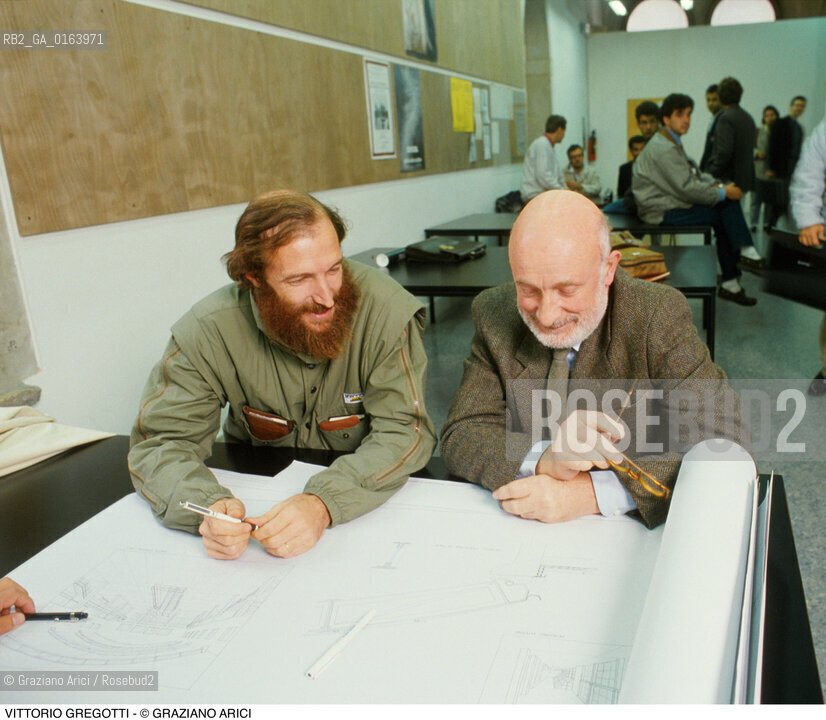 Caption: Nome: .GREGOTTI VITTORIO.Descrizione: .ARCHITETTURA ARCHITETTO / CON STUDENTI ALLUNIVERSITA.Credit: ©Graziano Arici/Rosebud2 / Costo: .A.Nazione: .ITALIA.Cittˆ: ..Data: .1990