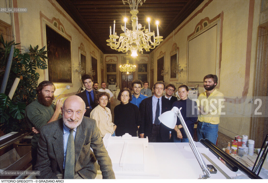 Caption: Nome: .GREGOTTI VITTORIO.Descrizione: .ARCHITETTURA ARCHITETTO/NEL SUO STUDIO.Credit: ©Graziano Arici/Rosebud2 / Costo: .A.Nazione: .ITALIA.Cittˆ: ..Data: .1990