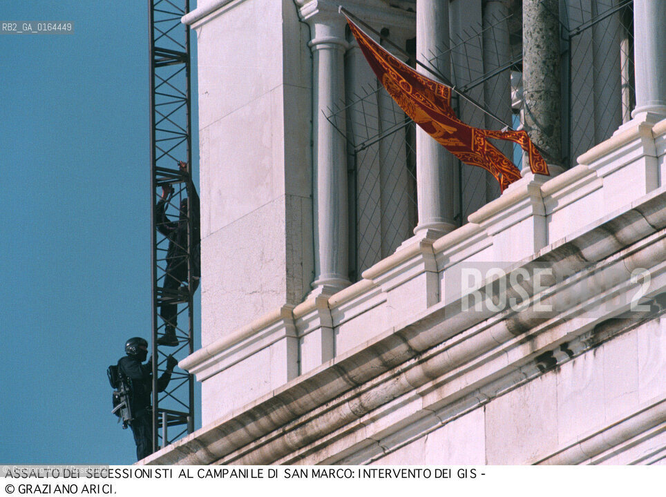 Nome: .LEGA NORD.Descrizione: .ASSALTO DEI SECESSIONISTI AL CAMPANILE DI SAN MARCO / INTERVENTO DEI GIS / CARROARMATO.ASSAULT OF SECESSIONISTS TO SAN MARCO  BELL-TOWER / INTERVENTION OF GIS / TANK.Credit: ©Graziano Arici/Rosebud2 / Costo: .A.Nazione: .ITALIA.ITALY.Cittˆ: .VENEZIA.VENICE.Data: .1997.