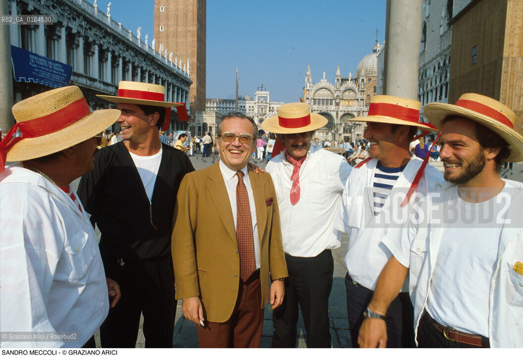 Caption: Nome: .MECCOLI SANDRO.Descrizione: .GIORNALISTA / IN PIAZZA SAN MARCO A VENEZIA / GONDOLIERI / CAPPELLI.JOURNALIST  /IN PIAZZA SAN MARCO IN VENICE / GONDOLIERS / HATS.Credit: ©Graziano Arici/Rosebud2 / Costo: .A.Nazione: .ITALIA.ITALY.Cittˆ: ..Data: .1993