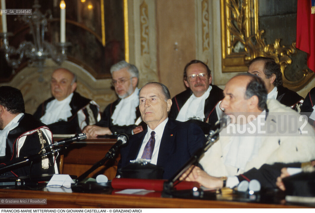 Caption: Nome: .MITTERRAND FRANCOIS-MARIE.Descrizione: .POLITICO  PARTITO SOCIALISTA FRANCESE PRESIDENTE DELLA REPUBBLICA (1981-95) / DURANTE LA SUA LAUREA AD HONORIS CAUSA CON IL RETTORE DELLUNIVERSITA DI CA FOSCARI {VENEZIA} GIOVANNI CASTELLANI.POLITICAL FRENCH SOCIALIST PARTY PRESIDENT OF REPUBLIC (1981-95) / DURING HIS HONORARY DEGREE WITH GIOVANNI CASTELLANI RECTOR OF CAFOSCARI UNIVERSITY {VENICE}.Credit: ©Graziano Arici/Rosebud2 / Costo: .A.Nazione: .FRANCIA.FRANCE.Cittˆ: ..Data: .1993