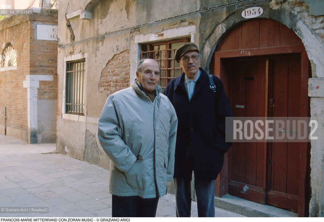 Caption: Nome: .MITTERRAND FRANCOIS-MARIE.Descrizione: .POLITICO  PARTITO SOCIALISTA FRANCESE PRESIDENTE DELLA REPUBBLICA (1981-95) /  CON IL PITTORE ZORAN MUSIC A VENEZIA.POLITICAL FRENCH SOCIALIST PARTY PRESIDENT OF REPUBLIC (1981-95) / WITH PAINTER ZORAN MUSIC IN VENICE.Credit: ©Graziano Arici/Rosebud2 / Costo: .A.Nazione: .FRANCIA.Cittˆ: ..Data: .1990