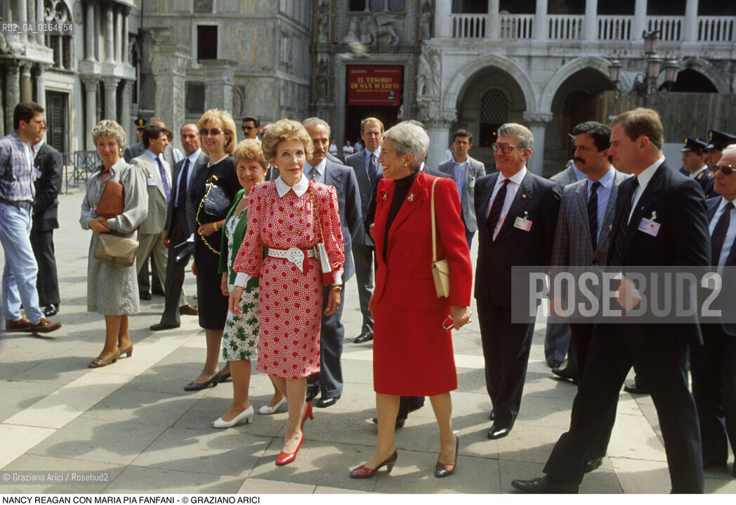 Caption: Nome: .REAGAN NANCY.Descrizione: .FIRST LADY MOGLIE DI RONALD REAGAN PRESIDENTE DEGLI USA (1981-88) / CON MARIA PIA FANFANI IN PIAZZA SAN MARCO A VENEZIA.FIRST LADY RONALD REAGANS WIFE (PRESIDENT USA 1981-88) / WITH MARIA PIA FANFANI IN PIAZZA SAN MARCO IN VENICE.Credit: ©Graziano Arici/Rosebud2 / Costo: .A.Nazione: .USA.USA.Cittˆ: ..Data: .1985
