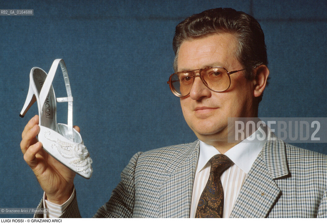 Caption: Nome: .ROSSI LUIGI.Descrizione: .ECONOMIA INDUSTRIALE CALZATURE / CON UNA SUA SCARPA.ECONOMICS INDUSTRIAL FOOTWEAR / WITH HIS SCHOE .Credit: ©Graziano Arici/Rosebud2 / Costo: .A.Nazione: .ITALIA.ITALY.Cittˆ: ..Data: .1995