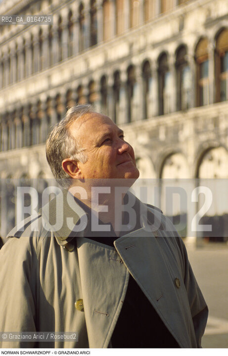 Caption: Nome: .SCHWARZKOPF NORMAN.Descrizione: .GENERALE COMANDANTE DELLESERCITO AMERICANO DURANTE LA GUERRA USA-IRAQ (DESERT-STORM) / IN PIAZZA SAN MARCO A VENEZIA.GENERAL COMMANDER OF USA ARMY DURING WAR USA-IRAK (DESERT-STORM) / IN PIAZZA SAN MARCO IN VENICE.Credit: ©Graziano Arici/Rosebud2 / Costo: .A.Nazione: .USA.Cittˆ: ..Data: .1995