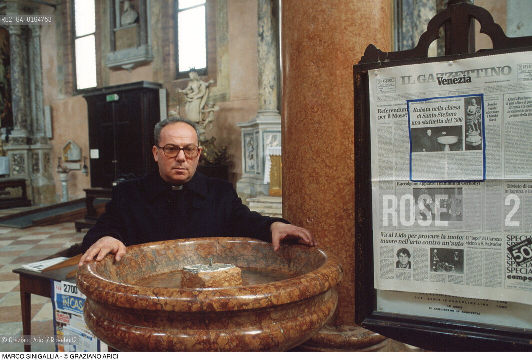 Caption: Nome: .SINIGALLIA MARCO.Descrizione: .PARROCO DELLA CHIESA DI SANTO STEFANO / CON ACQUASANTIERA .Credit: ©Graziano Arici/Rosebud2 / Costo: .A.Nazione: .ITALIA.ITALY.Cittˆ: ..Data: .1990