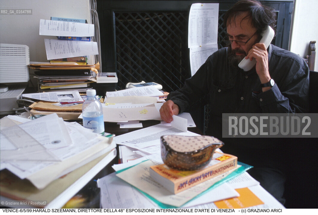 Nome:.SZEEMANN HARALD.Descrizione:.CRITICO DARTE STORICO DIRETTORE DEL SETTORE ARTI VISIVE DELLA BIENNALE.ART CRITIC HISTORICAL DIRECTOR OF THE BIENNALES VISUAL ARTS SECTOR.Credit:.Graziano Arici/Rosebud2/.Costo:.A.Nazione:.SVIZZERA.SWISS.Cittˆ:.VENEZIA.VENICE.Data:.6/05/1999