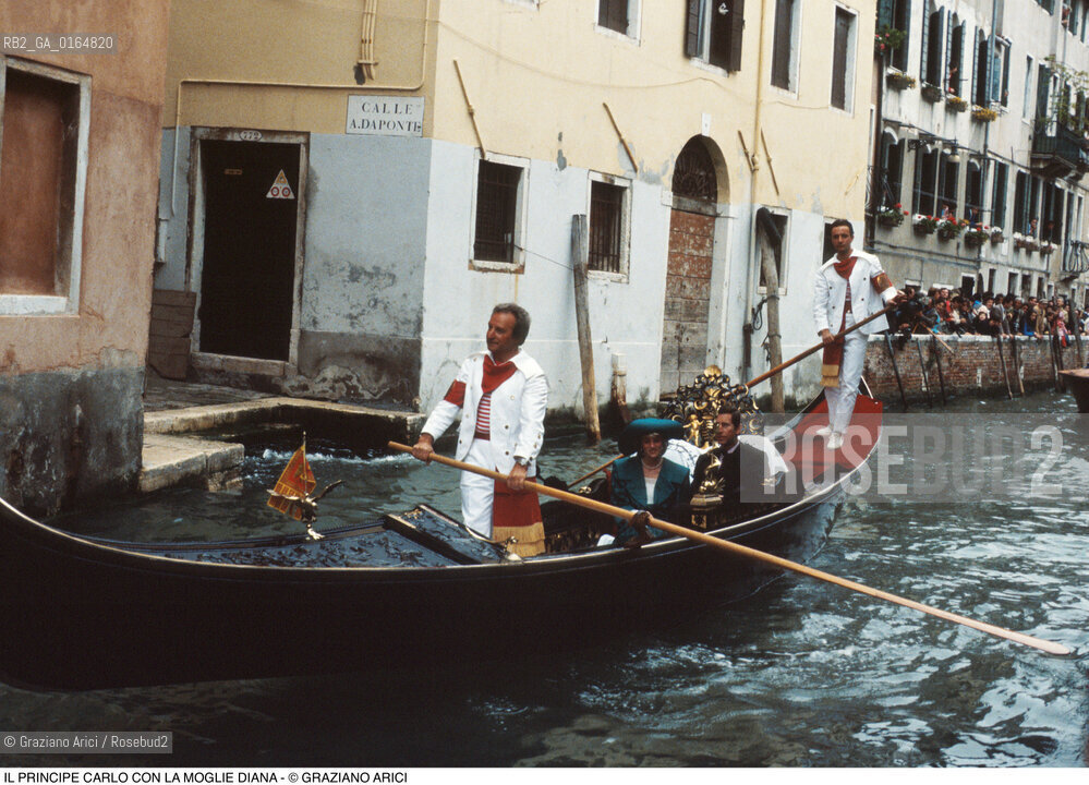 Nome: .CARLO WINDSOR.Descrizione: .PRINCIPE DINGHILTERRA / CON LA MOGLIE DIANA SPENCER (LADY D) IN GONDOLA (BARCA) A VENEZIA.PRINCE OF ENGLAND / WITH HIS WIFE DIANA SPENCER (LADY D) IN GONDOLA  (BOAT) IN VENICE.Credit: ©Graziano Arici/Rosebud2 / Costo: .A.Nazione: .GRAN BRETAGNA.GREAT BRITAIN.Cittˆ: ..Data: .1986.