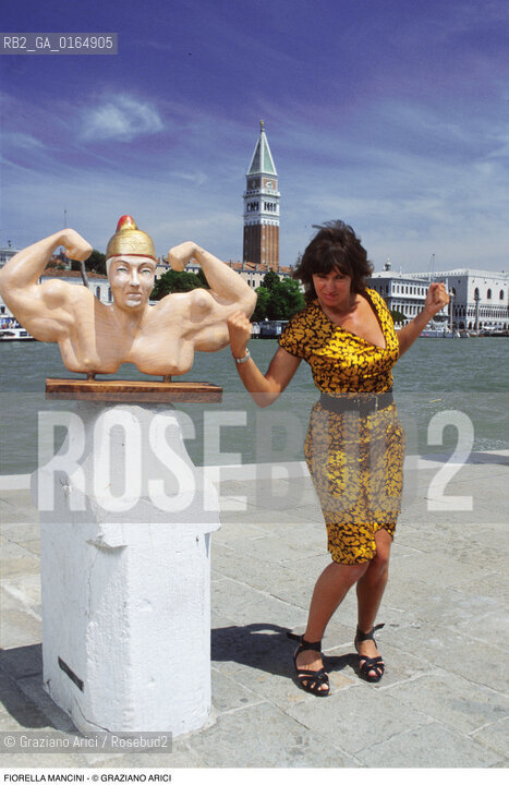 Caption: Nome: .MANCINI FIORELLA .Descrizione: .MODA STILISTA / A VENEZIA / MANICHINO.FASHION STYLIST / IN VENICE / DUMMY.Credit: ©Graziano Arici/Rosebud2 / Costo: .A.Nazione: .ITALIA.ITALY.Cittˆ: ..Data: .1994