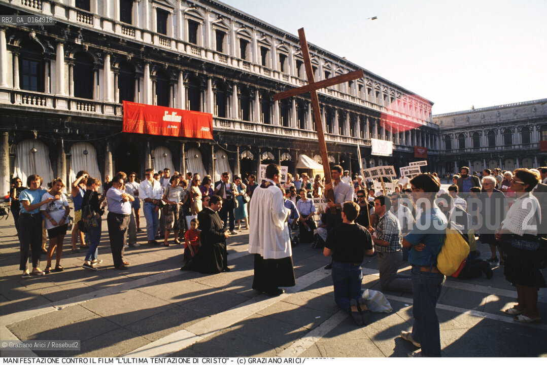 Nome:.MOSTRA INTERNAZIONALE DEL CINEMA.{VENICE} FILM FESTIVAL.Descrizione:.MANIFESTAZIONE DEI CATTOLICI INTEGRALISTI CONTRO IL FILM LULTIMA TENTAZIONE DI CRISTO DI MARTIN SCORSESE / IN PIAZZA SAN MARCO A VENEZIA / CROCE / PRETE / MOSTRA DEL CINEMA.DEMONSTRATION TO PROTEST AGAINST MARTIN SCORSESE S FILM THE LAST TEMPTATION OF CHRIST/ IN ST. MARKS SQUARE IN VENICE / CROSS / PRIEST.Credit:.Graziano Arici/Rosebud2/.Costo:.A.Nazione:.ITALIA.ITALY.Cittˆ:.VENEZIA.VENICE.Data:.1988.
