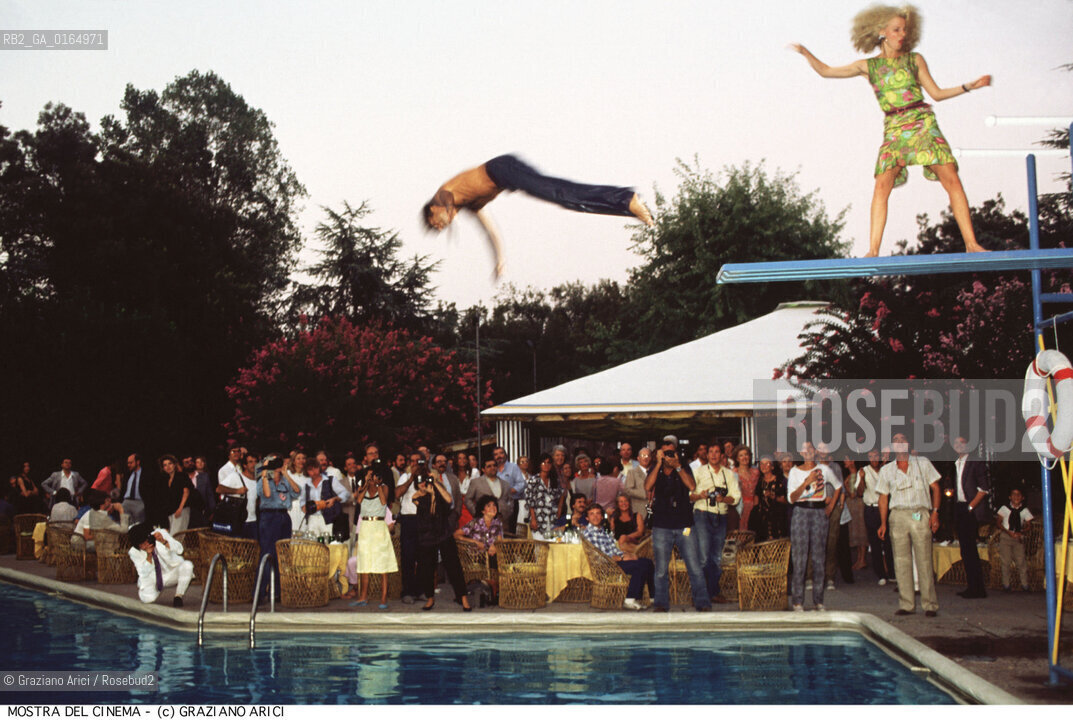 Nome:.MOSTRA INTERNAZIONALE DEL CINEMA.{VENICE} FILM FESTIVAL.Descrizione:.PISCINA / TUFFO / FOTOGRAFI / MOSTRA DEL CINEMA.SWIMMING-POOL / DIVE / PHOTOGRAPHERS.Credit:.Graziano Arici/Rosebud2/.Costo:.A.Nazione:.ITALIA.ITALY.Cittˆ:.VENEZIA.VENICE.Data:.1988.