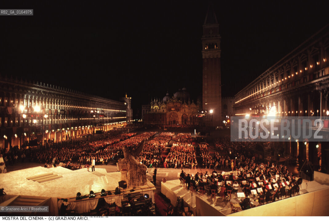 Nome:.MOSTRA INTERNAZIONALE DEL CINEMA.VENICE FILM FESTIVAL.Descrizione:.LA SERATA DELLA PREMIAZIONE IN PIAZZA SAN MARCO A VENEZIA / MOSTRA DEL CINEMA.THE PRIZE-GIVING EVENING IN ST. MARKS SQUARE.Credit:.Graziano Arici/Rosebud2/.Costo:.A.Nazione:.ITALIA.ITALY.Cittˆ:.VENEZIA.VENICE.Data:.1991.