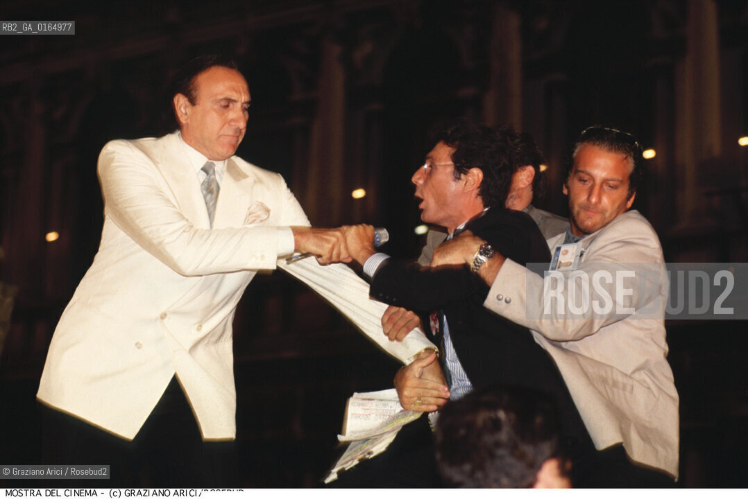 Nome:.MOSTRA INTERNAZIONALE DARTE CINEMATOGRAFICA.Descrizione:.IL CONDUTTORE PIPPO BAUDO CON MARIO APPIGNANI DETTO CAVALLO PAZZO ALLA MOSTRA DEL CINEMA.THE TV PRESENTER PIPPO BAUDO WITH MARIO APPIGNANI ALSO KNOWN AS CAVALLO PAZZO AT THE {VENICE} FILM FESTIVAL.Credit:.Graziano Arici/Rosebud2/.Costo:.A.Nazione:.ITALIA.ITALY.Cittˆ:.VENEZIA.VENICE.Data:.1993.