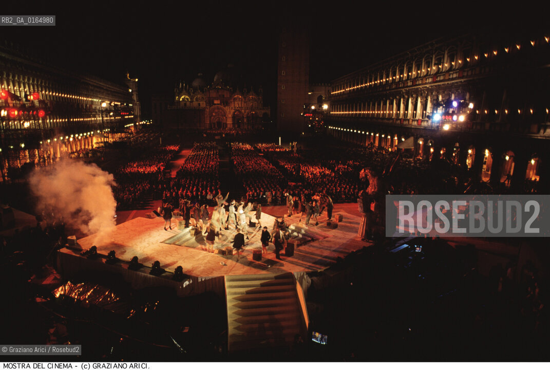 Nome:.MOSTRA INTERNAZIONALE DEL CINEMA.VENICE FILM FESTIVAL.Descrizione:.LA SERATA DELLA PREMIAZIONE IN PIAZZA SAN MARCO A VENEZIA / MOSTRA DEL CINEMA.THE PRIZE-GIVING EVENING IN ST. MARKS SQUARE.Credit:.Graziano Arici/Rosebud2/.Costo:.A.Nazione:.ITALIA.ITALY.Cittˆ:.VENEZIA.VENICE.Data:.1991.