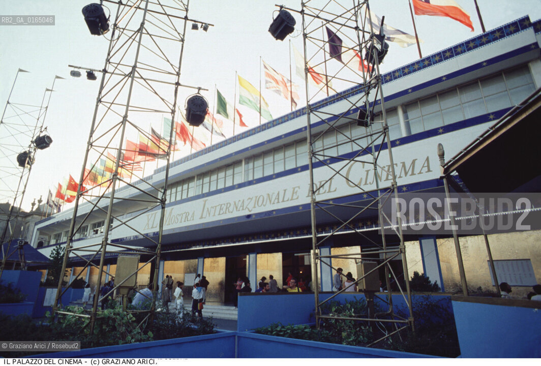 Nome: .MOSTRA INTERNAZIONALE DEL CINEMA.{VENICE} FILM FESTIVAL.Descrizione: .IL PALAZZO DEL CINEMA / MOSTRA DEL CINEMA.THE PALAZZO DEL CINEMA.Credit: ©Graziano Arici/Rosebud2 / Costo: .A.Nazione: .ITALIA.ITALY.Cittˆ: .VENEZIA.VENICE.Data:.1983.
