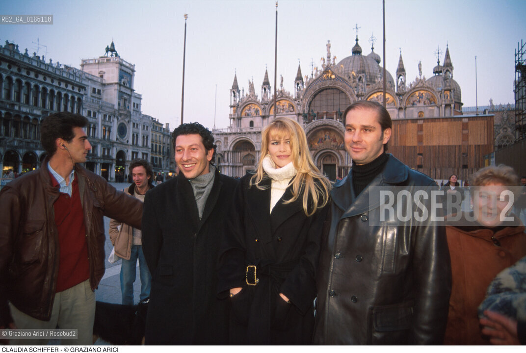 Caption: Nome: .SCHIFFER CLAUDIA.Descrizione: .MODA FOTOMODELLA TOP MODEL INDOSSATRICE / SULLO SFONDO LA BASILICA DI SAN MARCO A VENEZIA / FANS.FASHION TOP MODEL / IN THE BACKGROUND  SAN MARCOS BASILICA IN VENICE / FANS.Credit: ©Graziano Arici/Rosebud2 / Costo: .A.Nazione: .GERMANIA.GERMANY.Cittˆ: ..Data: .1996