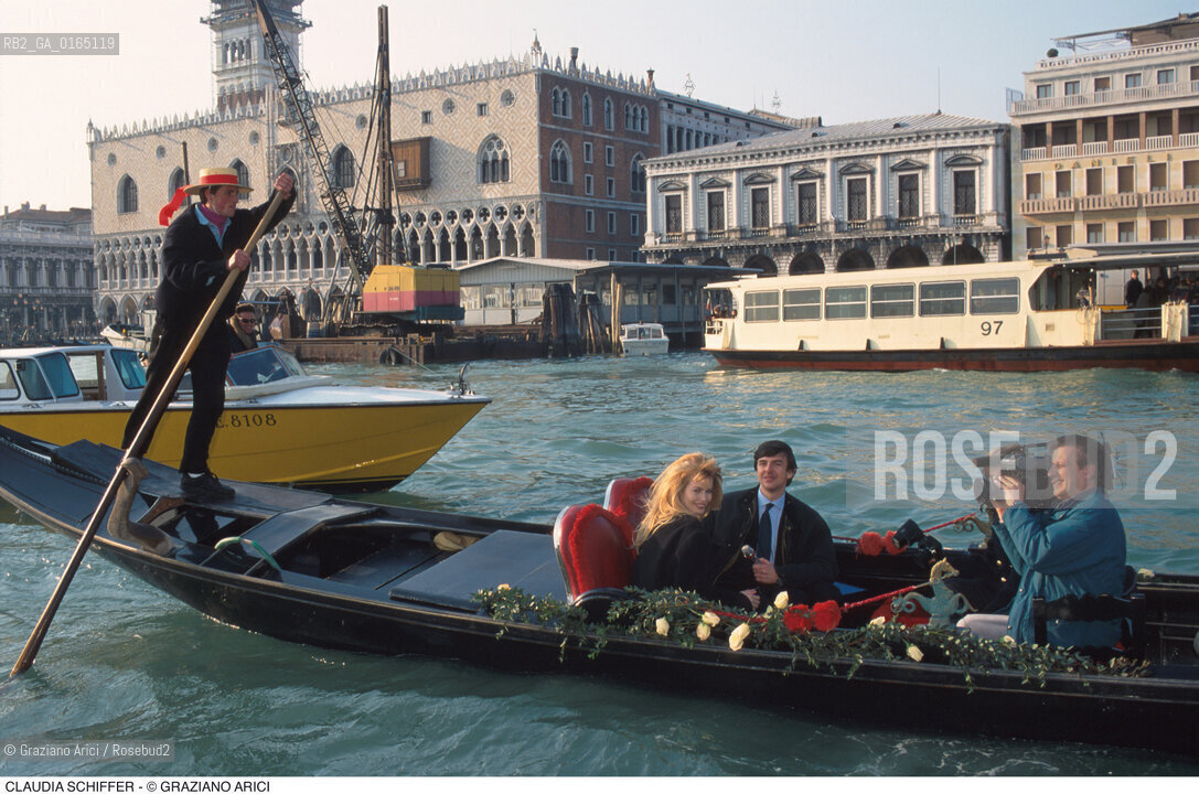 Caption: Nome: .SCHIFFER CLAUDIA.Descrizione: .MODA FOTOMODELLA TOP MODEL INDOSSATRICE / IN GONDOLA A VENEZIA.FASHION TOP MODEL / ON GONDOLA IN VENEZIA.Credit: ©Graziano Arici/Rosebud2 / Costo: .A.Nazione: .GERMANIA.GERMANY.Cittˆ: ..Data: .1996