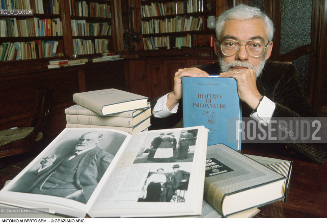 Caption: Nome: .SEMI ANTONIO ALBERTO.Descrizione: .PSICANALISI PSICANALISTA / NELLA SUA CASA / LIBRI DI SIGMUND FREUD.PSYCHOANALYSIS PSYCHOANALYST / IN HIS HOME / SIGMUND FREUDS BOOKS.Credit: ©Graziano Arici/Rosebud2 / Costo: .A.Nazione: .ITALIA.ITALY.Cittˆ: ..Data: .1996