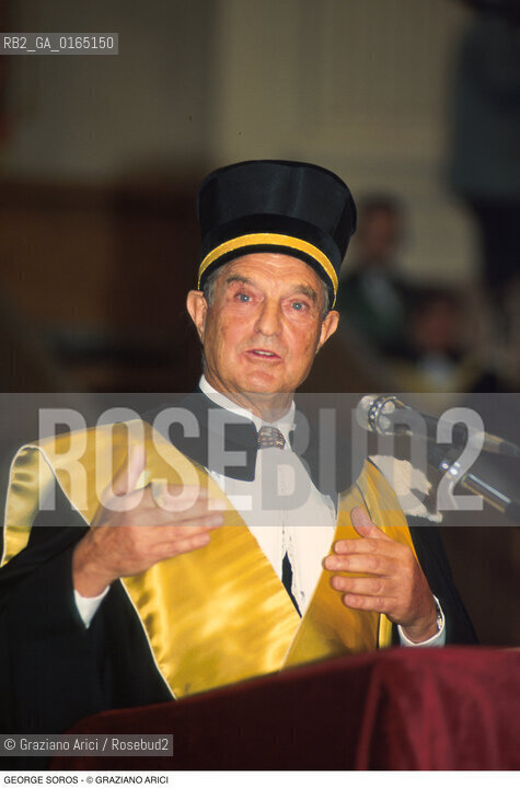 Caption: Nome: .SOROS GEORGE.Descrizione: .ECONOMIA FINANZA FINANZIERE MECENATE / DURANTE LA SUA LAUREA AD HONORIS CAUSA IN ECONOMIA ALLUNIVERSITA DI BOLOGNA / CON IL SUO LIBRO / TOGA.ECONOMICS FINANCE FINANCIER MAECENAS / DURING HIS ECONOMICS HONORARY DEGREE AT THE  BOLOGNA UNIVERSITY  / WITH HIS BOOK /GOWN.Credit: ©Graziano Arici/Rosebud2 / Costo: .A.Nazione: .USA.Cittˆ: ..Data: .1995