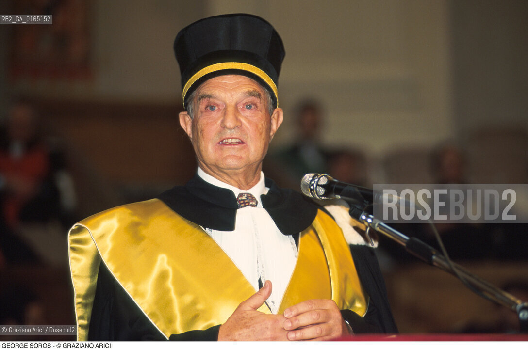 Caption: Nome: .SOROS GEORGE.Descrizione: .ECONOMIA FINANZA FINANZIERE MECENATE / DURANTE LA SUA LAUREA AD HONORIS CAUSA IN ECONOMIA ALLUNIVERSITA DI BOLOGNA / CON IL SUO LIBRO / TOGA.ECONOMICS FINANCE FINANCIER MAECENAS / DURING HIS ECONOMICS HONORARY DEGREE AT THE  BOLOGNA UNIVERSITY  / WITH HIS BOOK /GOWN.Credit: ©Graziano Arici/Rosebud2 / Costo: .A.Nazione: .USA.Cittˆ: ..Data: .1995