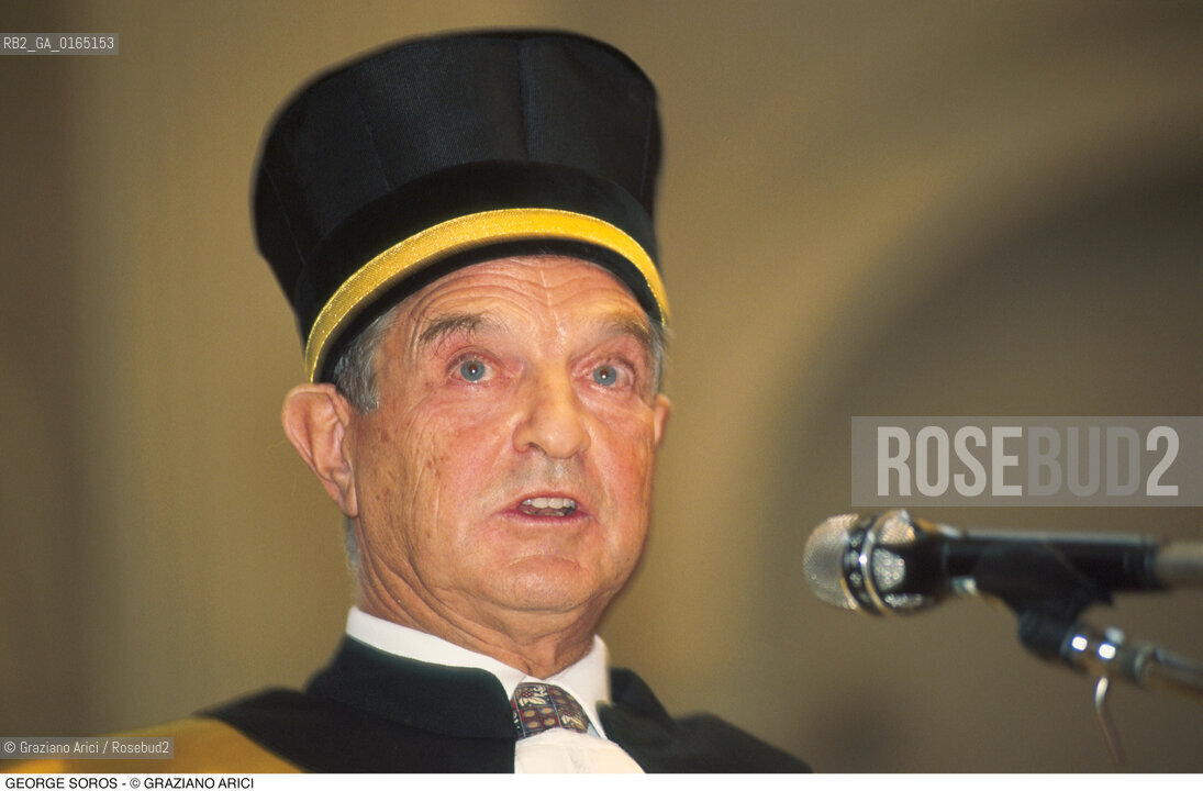 Caption: Nome: .SOROS GEORGE.Descrizione: .ECONOMIA FINANZA FINANZIERE MECENATE / DURANTE LA SUA LAUREA AD HONORIS CAUSA IN ECONOMIA ALLUNIVERSITA DI BOLOGNA / CON IL SUO LIBRO / TOGA.ECONOMICS FINANCE FINANCIER MAECENAS / DURING HIS ECONOMICS HONORARY DEGREE AT THE  BOLOGNA UNIVERSITY  / WITH HIS BOOK /GOWN.Credit: ©Graziano Arici/Rosebud2 / Costo: .A.Nazione: .USA.Cittˆ: ..Data: .1995