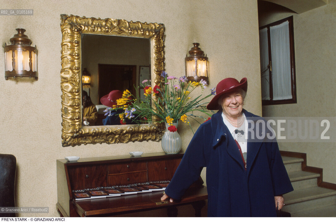 Caption: Nome: .STARK FREYA.Descrizione: .LETTERATURA SCRITTRICE ESPLORATRICE / NELLA SUA CASA .LITERATURE WOMAN WRITER EXPLORER / IN HER HOME.Credit: ©Graziano Arici/Rosebud2 / Costo: .A.Nazione: .GRAN BRETAGNA.GREAT BRITAIN.Cittˆ: .TREVISO (ASOLO).Data: .1996