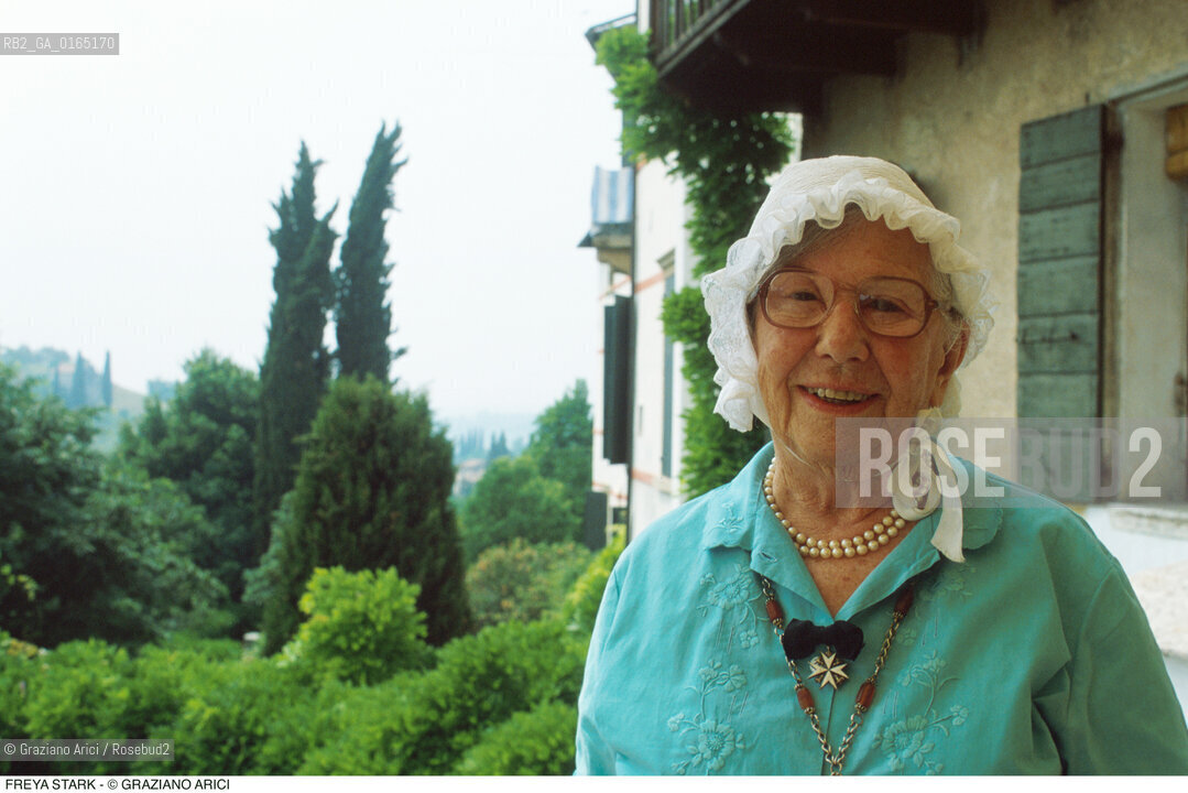 Caption: Nome: .STARK FREYA.Descrizione: .LETTERATURA SCRITTRICE ESPLORATRICE / NEL GIARDINO DELLA SUA CASA / CUFFIA.LITERATURE WOMAN WRITER EXPLORER / IN THE GARDEN OF HER HAUSE / BONNET.Credit: ©Graziano Arici/Rosebud2 / Costo: .A.Nazione: .GRAN BRETAGNA.GREAT BRITAIN.Cittˆ: .TREVISO (ASOLO).Data: .1996